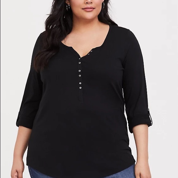 ❤️Torrid Size 6 black button down Henley shirt